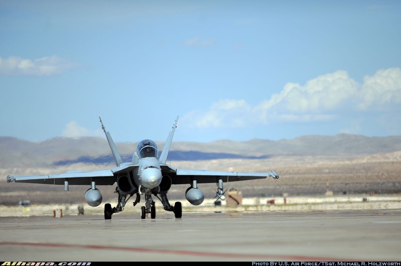 麦克唐纳-道格拉斯 F/A-18D&ldquo;大黄蜂&rdquo; \vert{} ID:17462