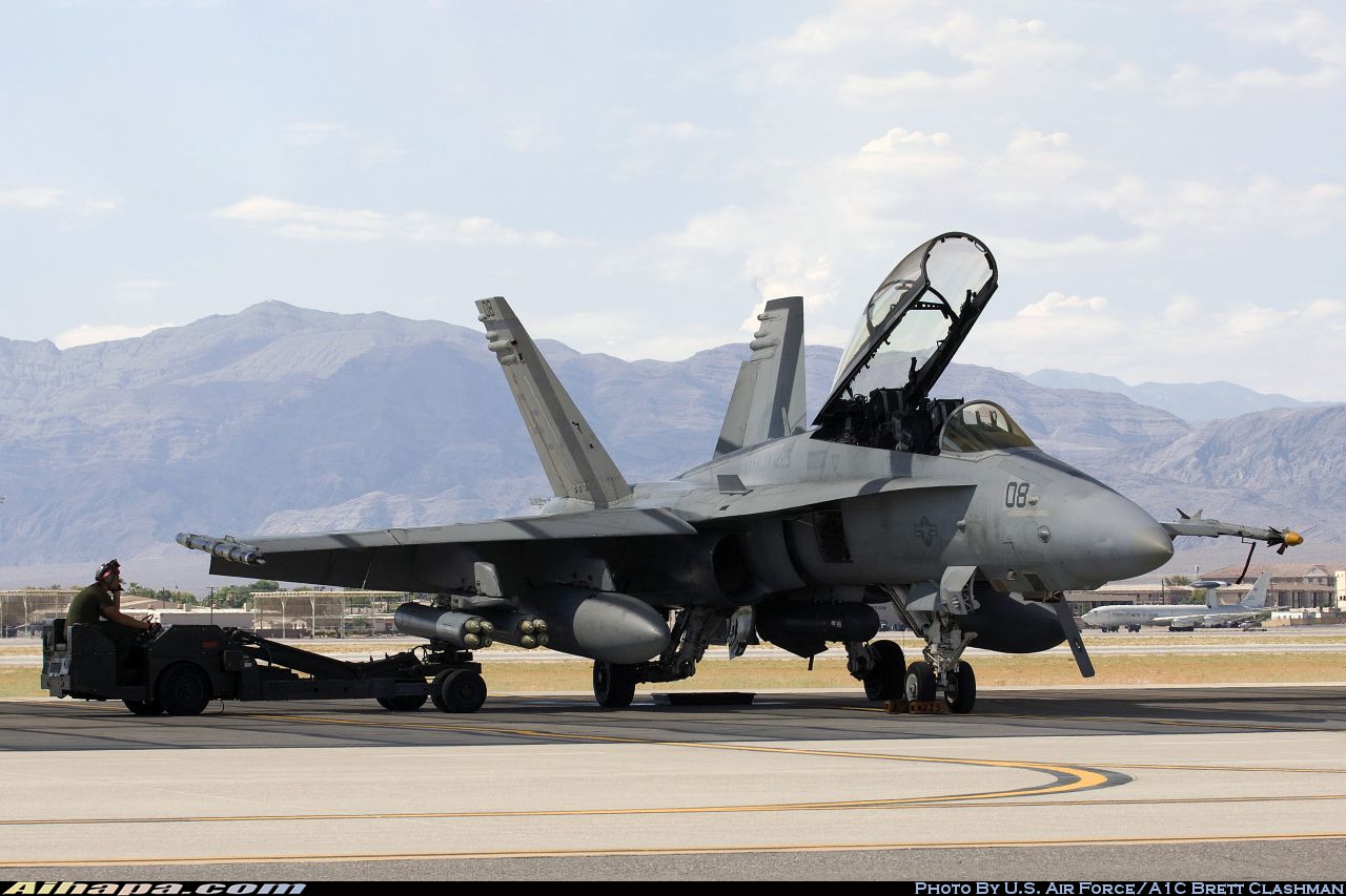 麦克唐纳-道格拉斯 F/A-18D&ldquo;大黄蜂&rdquo; \vert{} ID:17532