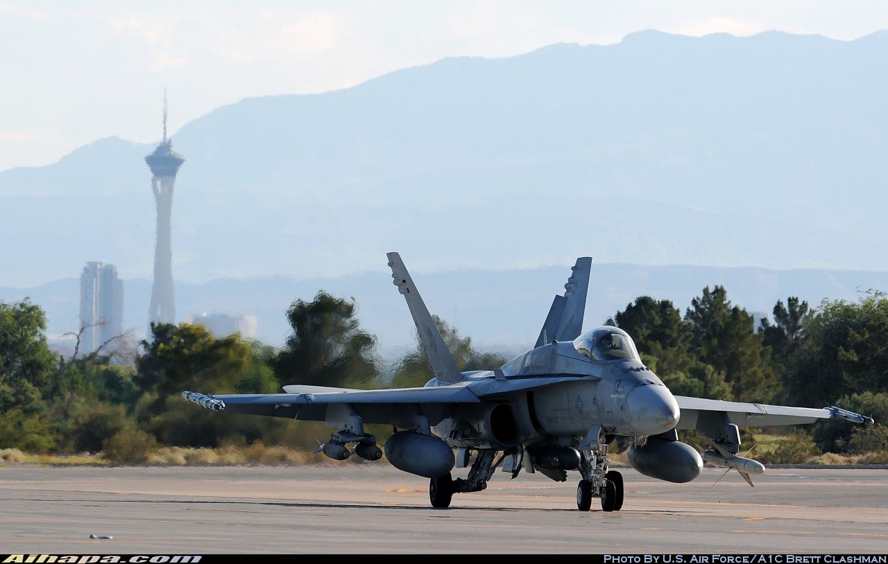 麦克唐纳-道格拉斯 F/A-18C&ldquo;大黄蜂&rdquo; \vert{} ID:17552