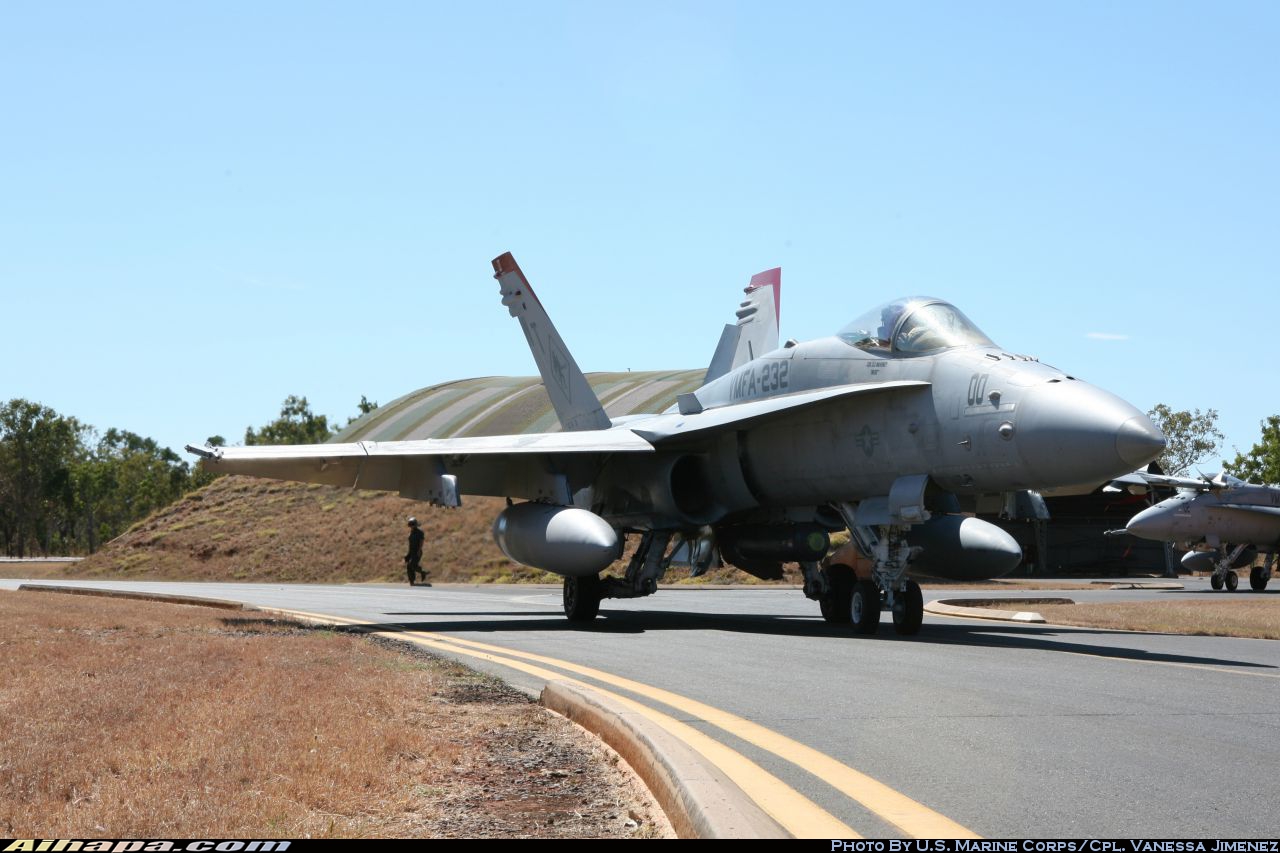 麦克唐纳-道格拉斯 F/A-18C&ldquo;大黄蜂&rdquo; \vert{} ID:21361