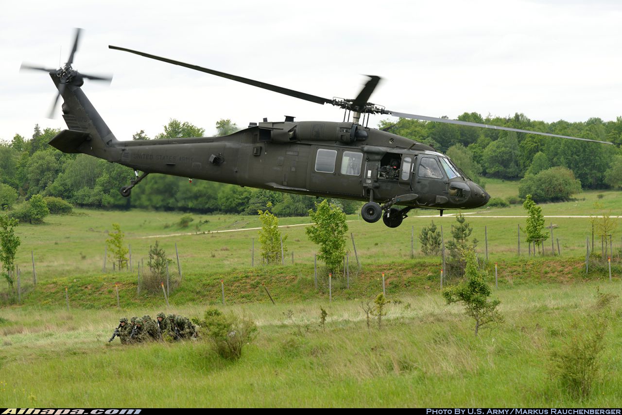 西科斯基 UH-60L&ldquo;黑鹰&rdquo; \vert{} ID:9004