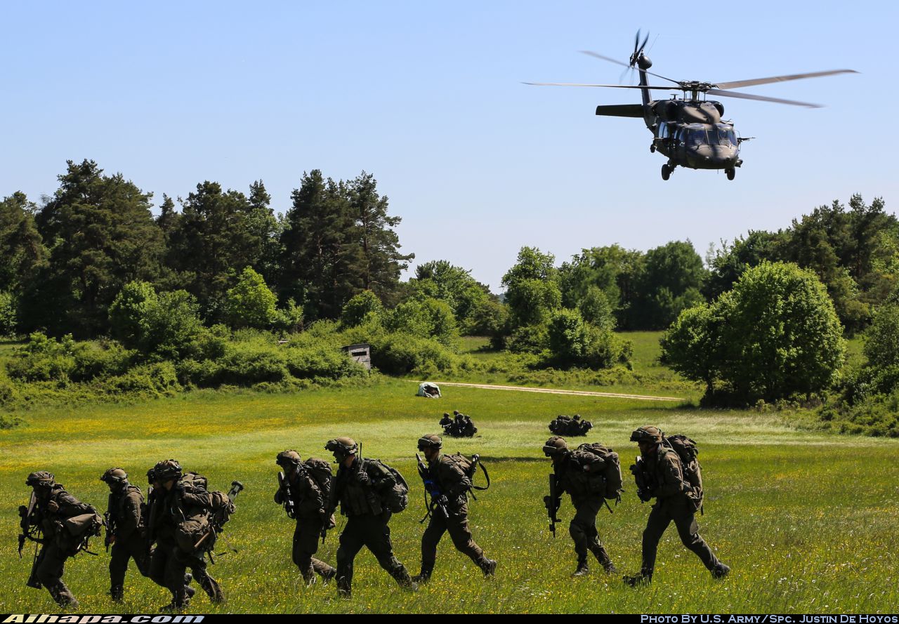 西科斯基 UH-60L&ldquo;黑鹰&rdquo; \vert{} ID:9002