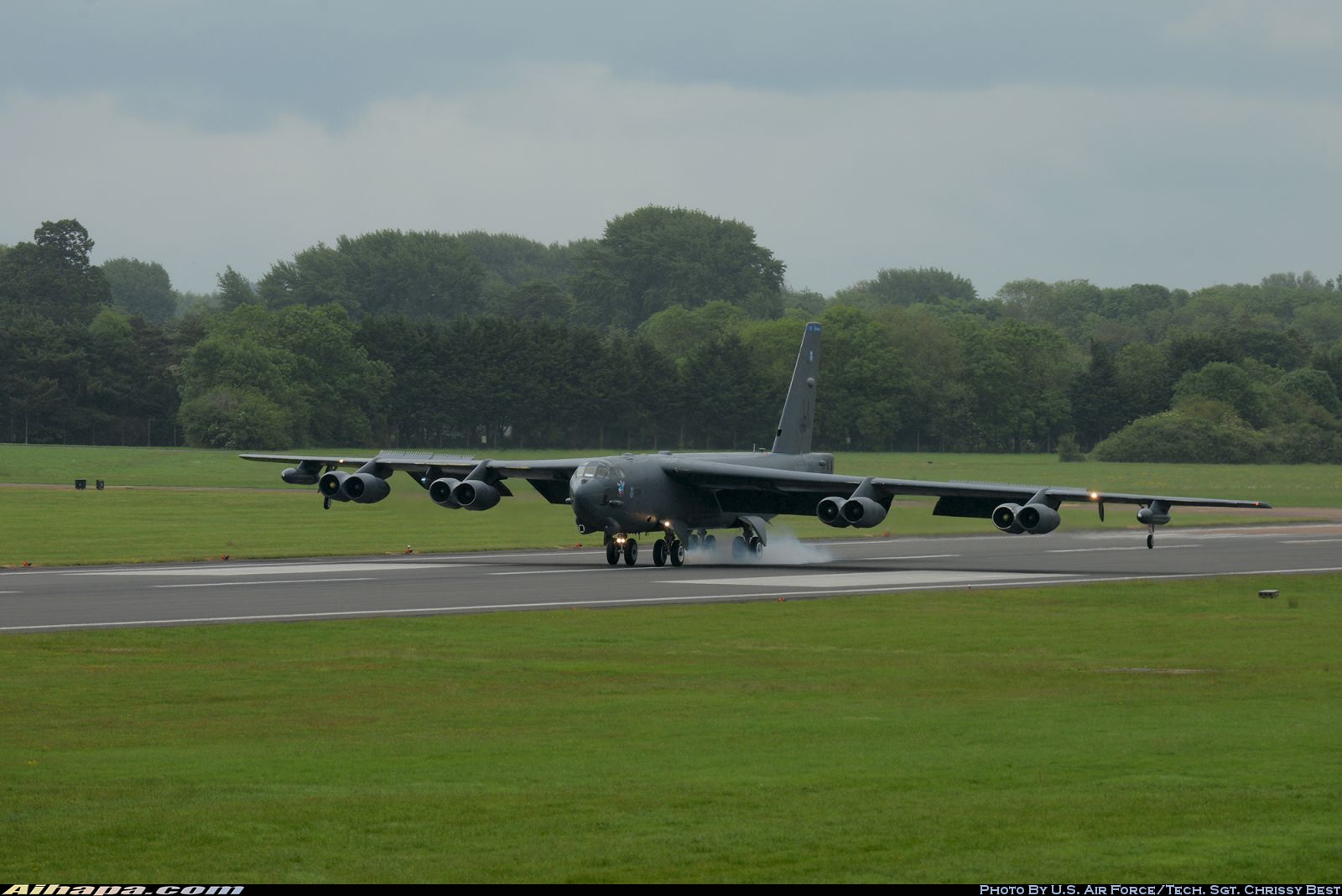 波音 B-52H&ldquo;同温层堡垒&rdquo; \vert{} ID:8001