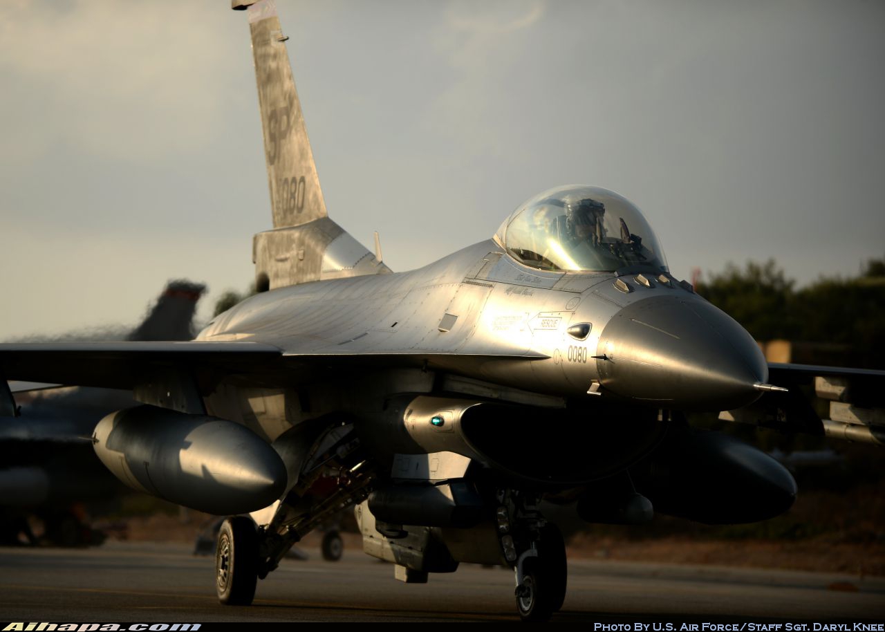 洛克希德-马丁 F-16CM&ldquo;战隼&rdquo; \vert{} ID:10688