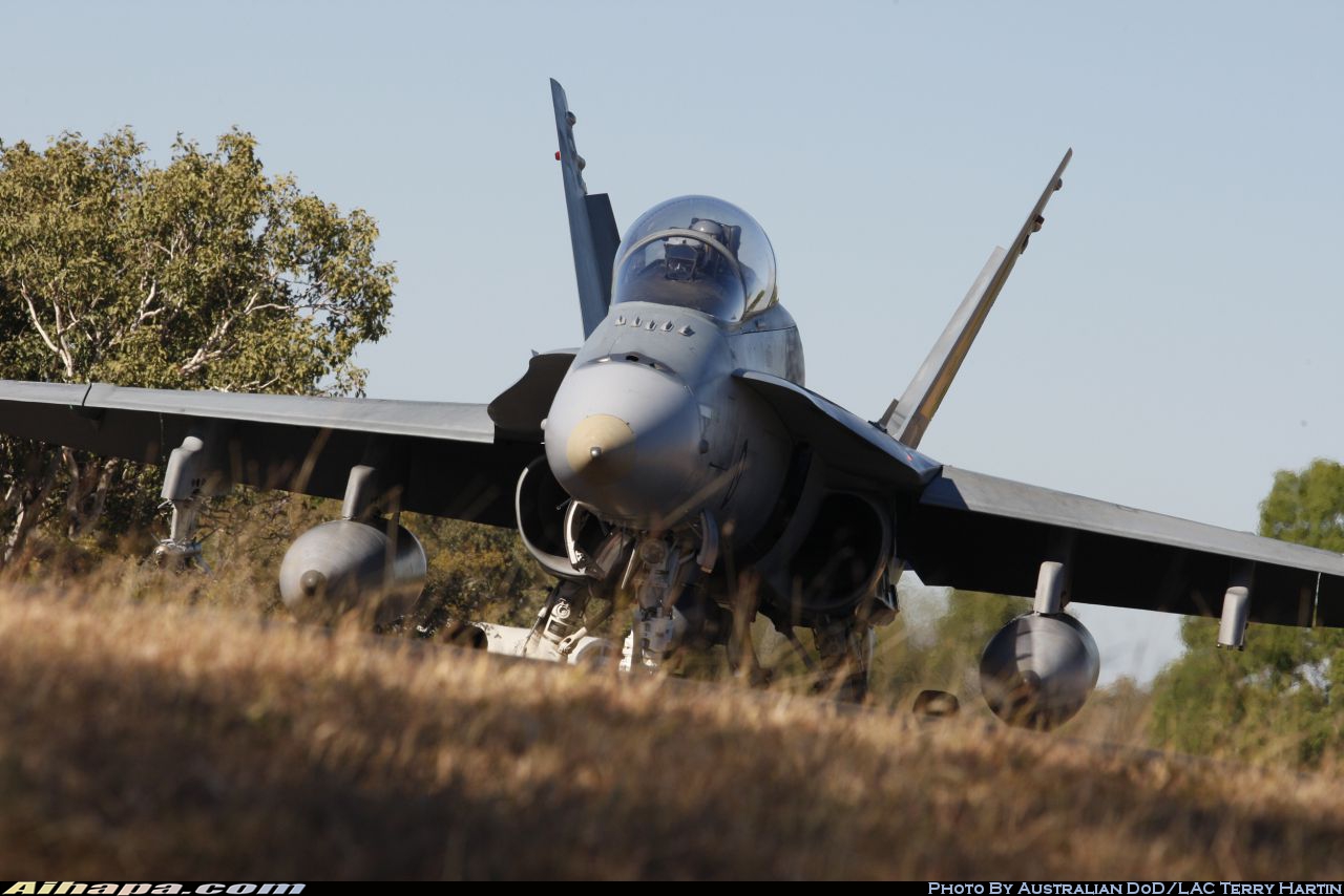 麦克唐纳-道格拉斯 F/A-18B&ldquo;大黄蜂&rdquo; \vert{} ID:22410