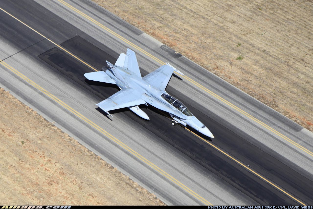 麦克唐纳-道格拉斯 F/A-18B&ldquo;大黄蜂&rdquo; \vert{} ID:9542