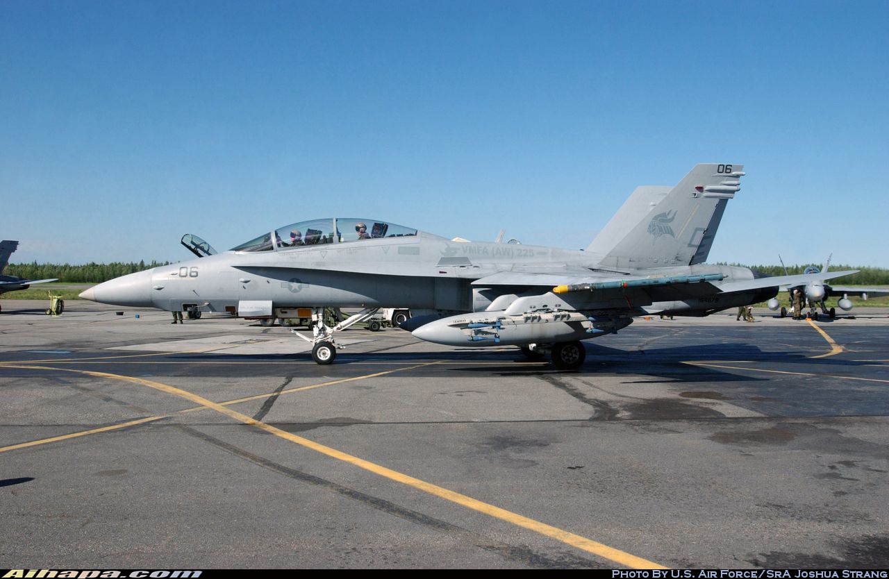麦克唐纳-道格拉斯 F/A-18D&ldquo;大黄蜂&rdquo; \vert{} ID:27088
